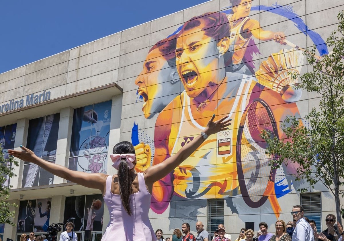 Carolina Marín, frente al mural inaugurado este sábado