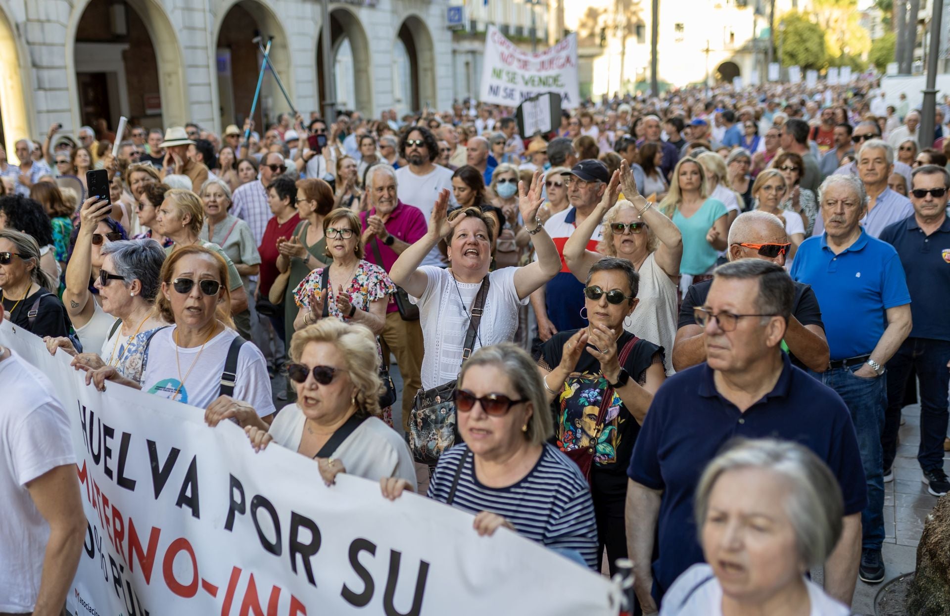 La manifestación en defensa de la sanidad pública de Huelva, en imágenes