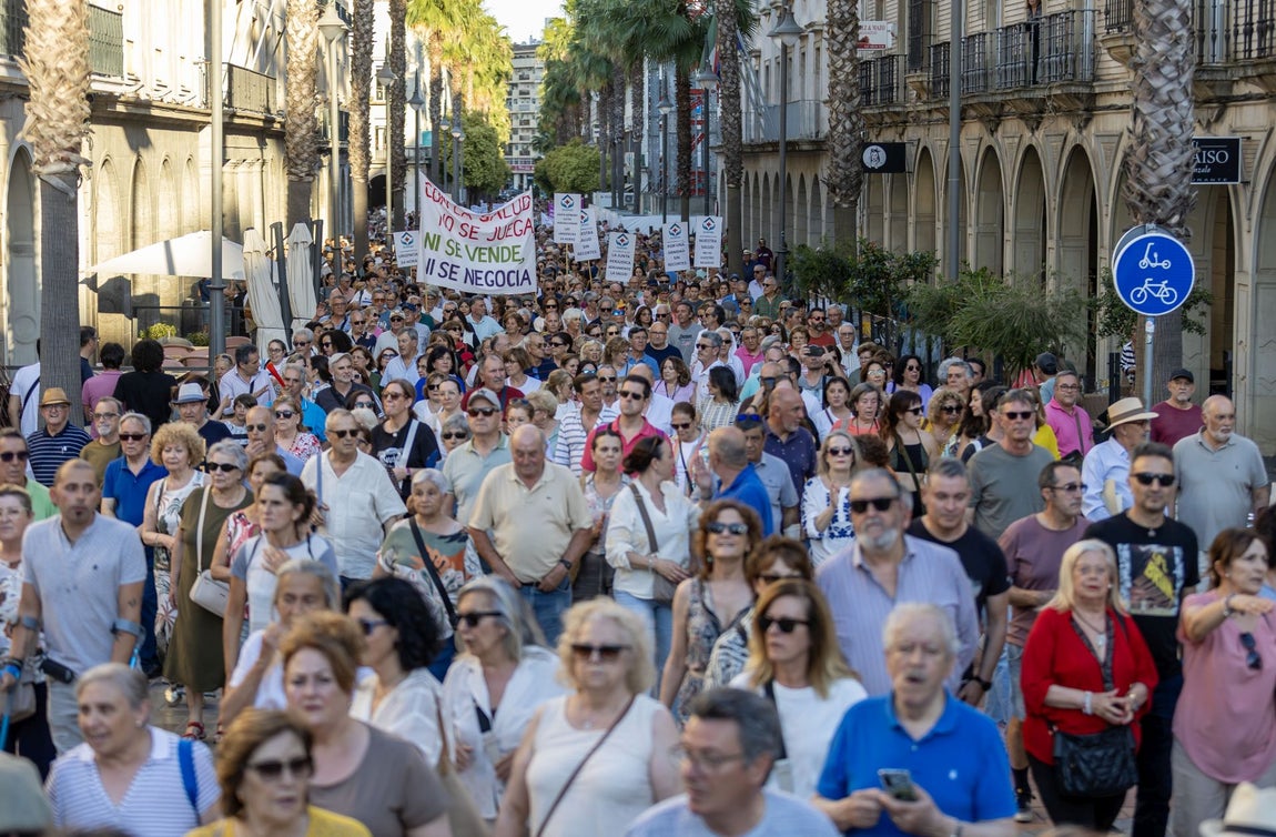La manifestación en defensa de la sanidad pública de Huelva, en imágenes