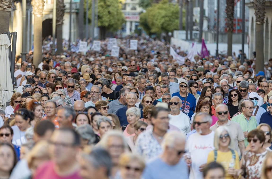 La manifestación en defensa de la sanidad pública de Huelva, en imágenes