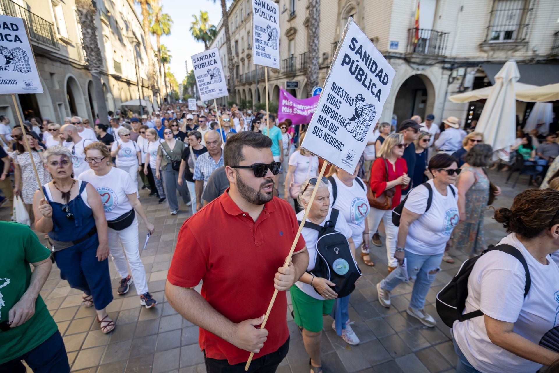 La manifestación en defensa de la sanidad pública de Huelva, en imágenes
