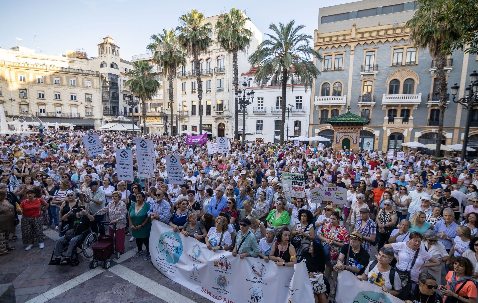 La manifestación en defensa de la sanidad pública de Huelva, en imágenes