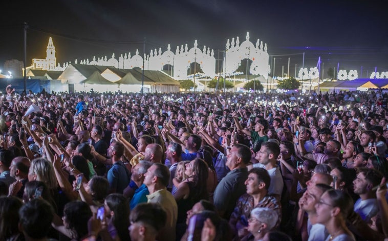Imagen principal - Ambiente de los conciertos de Colombinas Cloe DelaRosa y Chanel