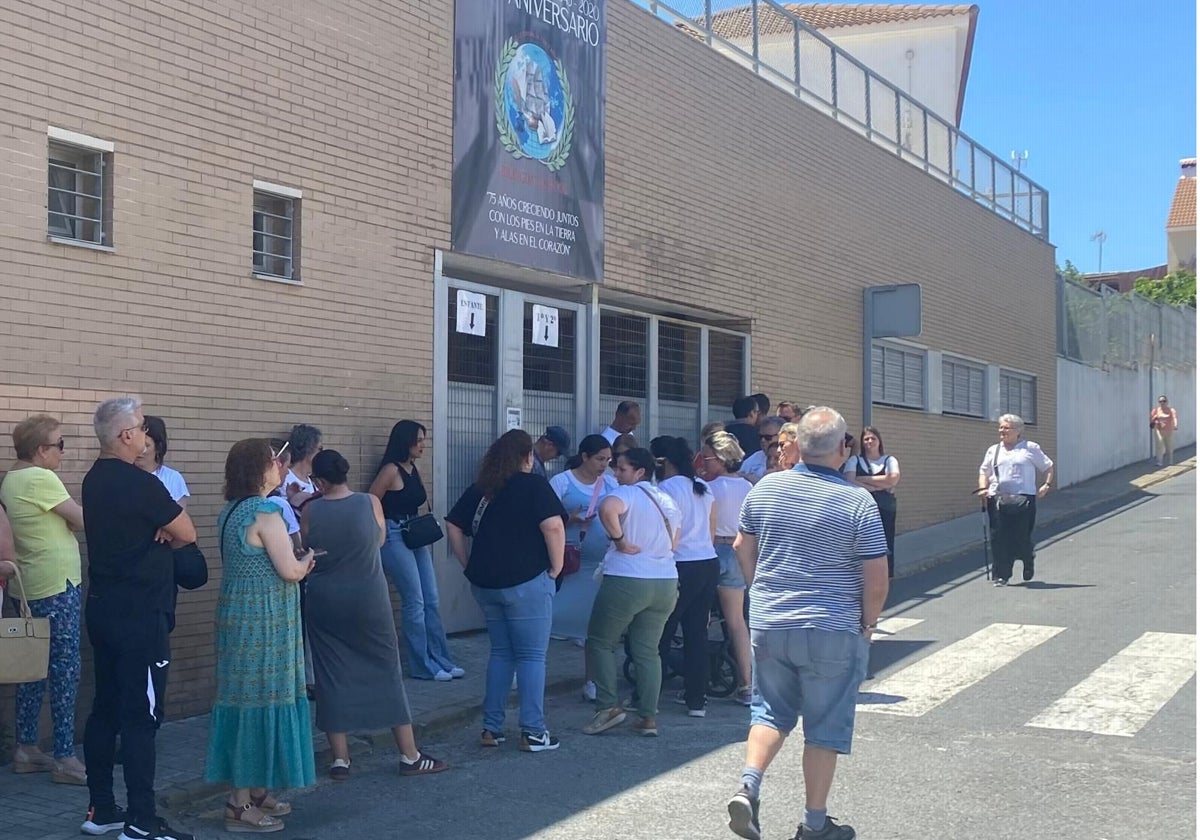 Familias aguardan para recoger a sus hijos e hijas en el CEIP Juvenal de Vega