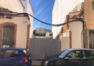 Años de abandono y humedades: un solar insalubre deteriora las viviendas colindantes en la calle Aviador Ramón Franco