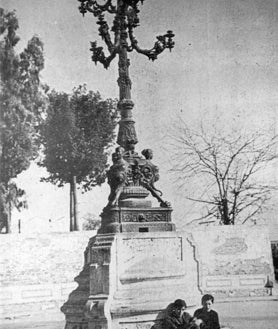 Imagen secundaria 2 - Calle Montrocal, hoy Mckay y McDonand / Patio de vecinos del Brasil Grande / Farola frente al Cementerio de San Sebastián, que se trasladó a la calle Concepción
