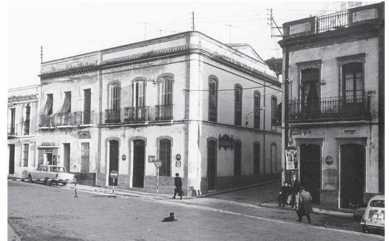 Imagen principal - Calle Montrocal, hoy Mckay y McDonand / Patio de vecinos del Brasil Grande / Farola frente al Cementerio de San Sebastián, que se trasladó a la calle Concepción