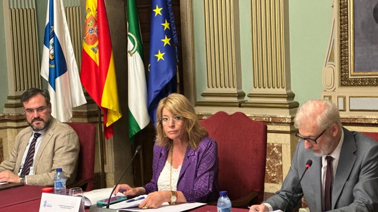La alcaldesa de Huelva, Pilar Miranda, durante la sesión