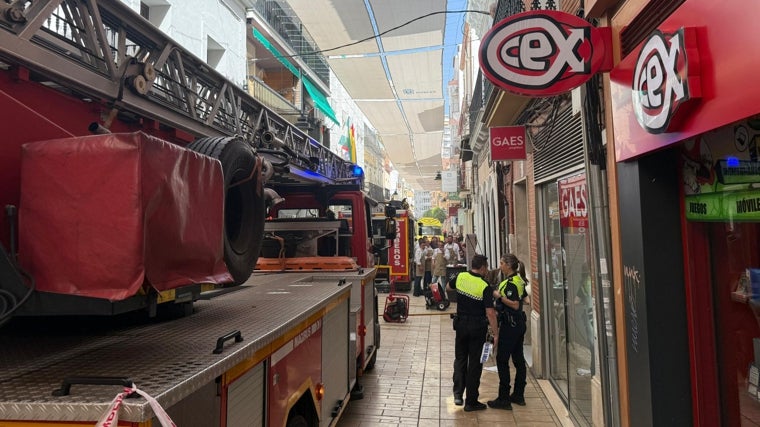 Efectivos de emergencias en la calle Berdigón