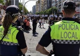 Foto de archivo de dos agentes de la Policía Local de Huelva