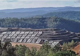Concentración a las puertas del juzgado para exigir el cierre del Vertedero de Nerva tras «multitud de irregularidades»