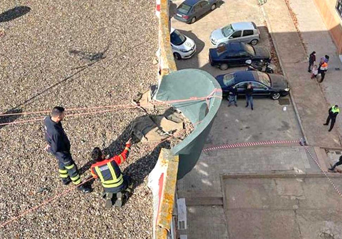 Actuación de urgencia de los bomberos en 2022 en uno de los edificios