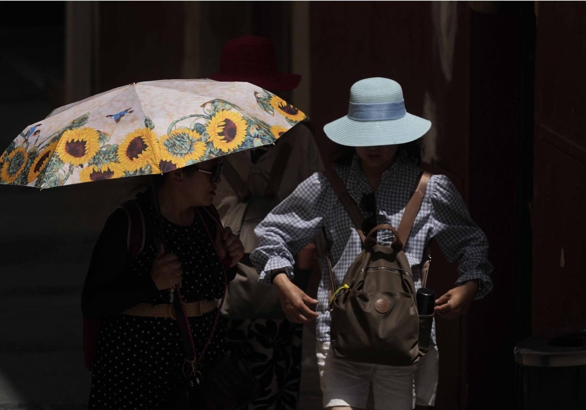 Turistas se protegen del sol
