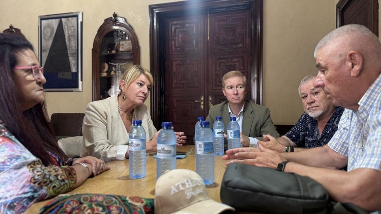 Instante de la reunión de la alcaldesa con representantes de la asociación