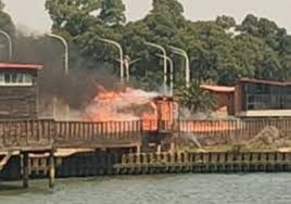 Un cigarrillo mal apagado o un cristal, posibles causas del incendio de una de las pasarelas del Paseo de la Ría de Huelva
