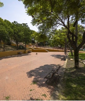 Imagen secundaria 2 - El acceso principal y algunos rincones del barrio sí han experimentado mejoras en los últimos años