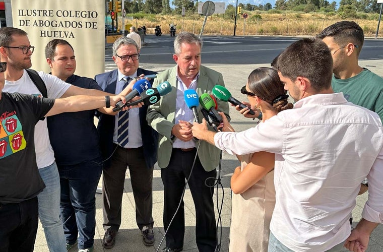 Comparecencia del decano ante los medios. Detrás, los terrenos destinados a la Ciudad de la Justicia