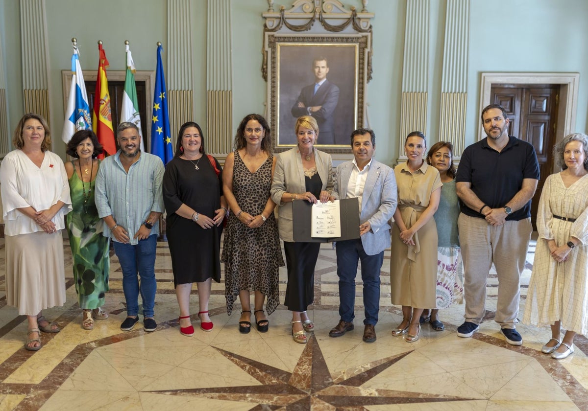 La alcaldesa de Huelva, con representantes de entidades sociales