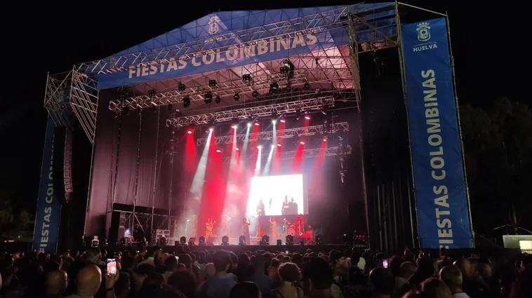 Escenario junto a la ría en las Fiestas Colombinas de Huelva