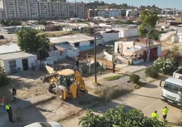 El Ayuntamiento de Huelva derriba construcciones ilegales en el barrio de Marismas del Odiel
