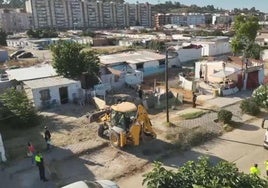 El Ayuntamiento de Huelva derriba construcciones ilegales en el barrio de Marismas del Odiel