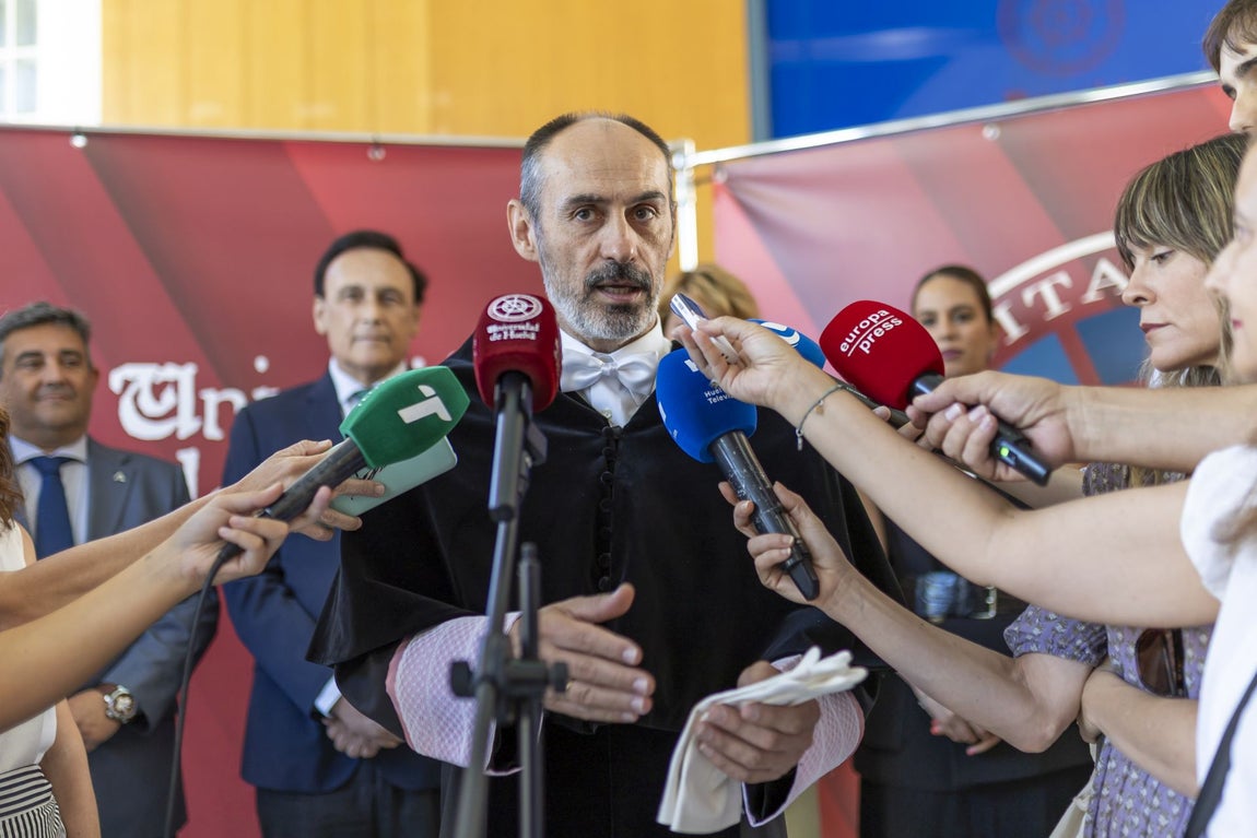 La investidura de José Rodríguez como rector de la Universidad de Huelva, en imágenes