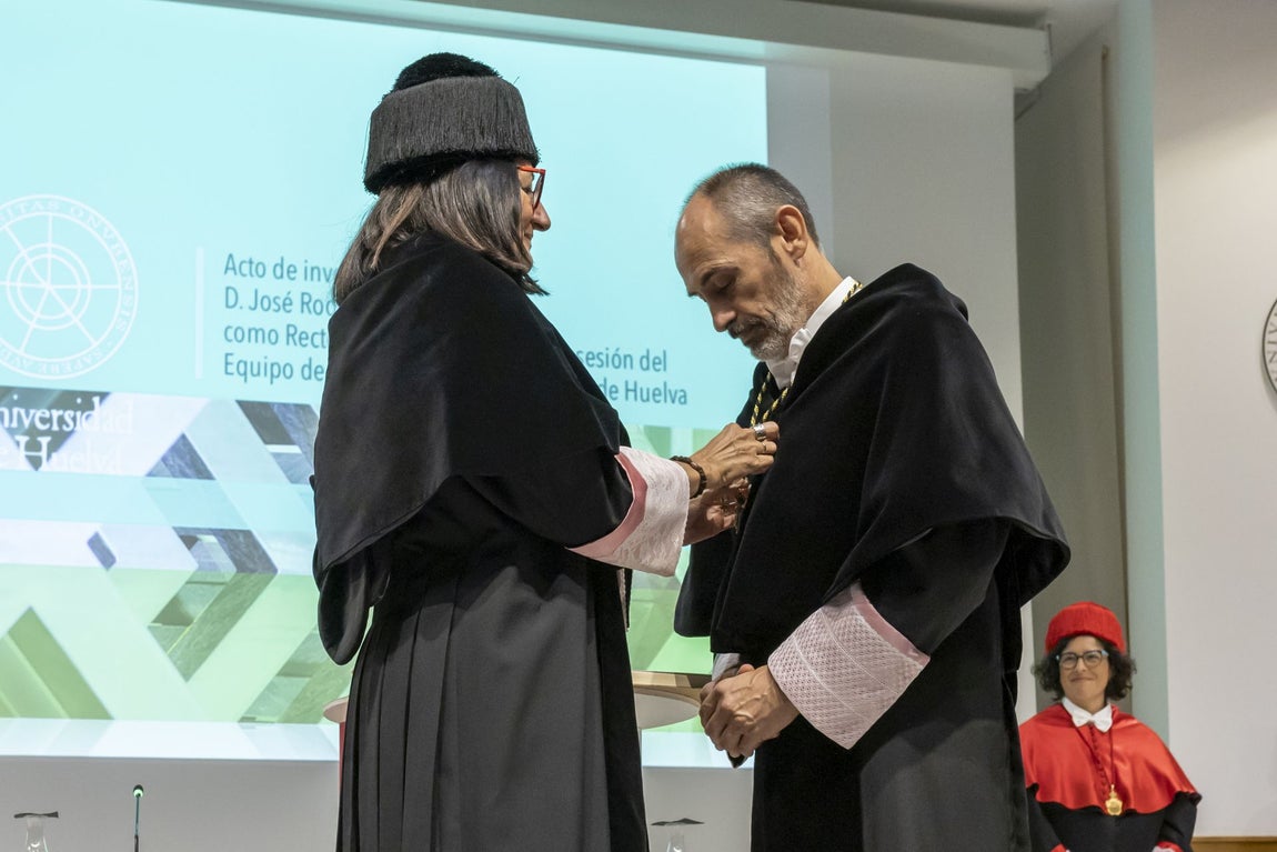 La investidura de José Rodríguez como rector de la Universidad de Huelva, en imágenes