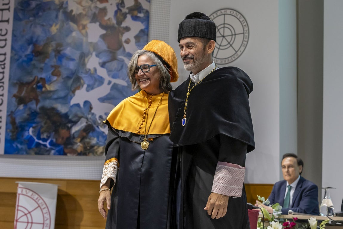 La investidura de José Rodríguez como rector de la Universidad de Huelva, en imágenes