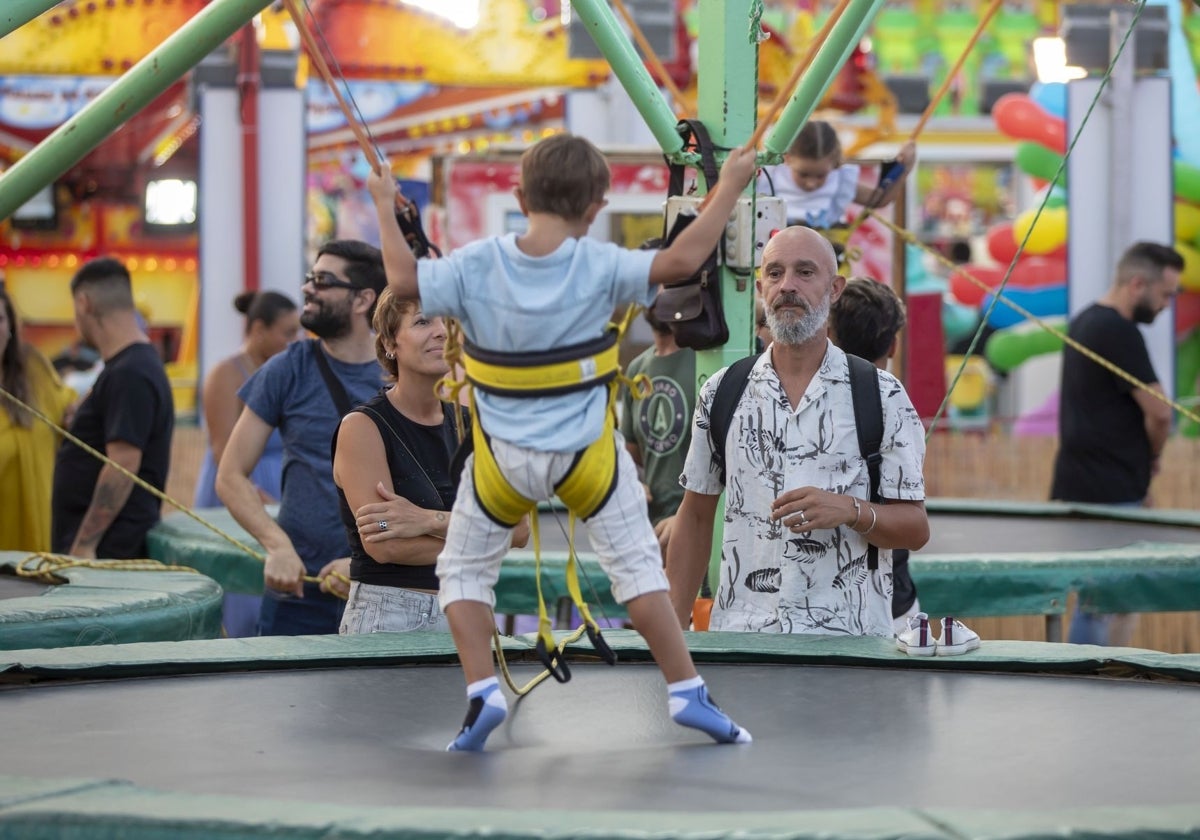 Un niño en una de las atracciones de Colombinas