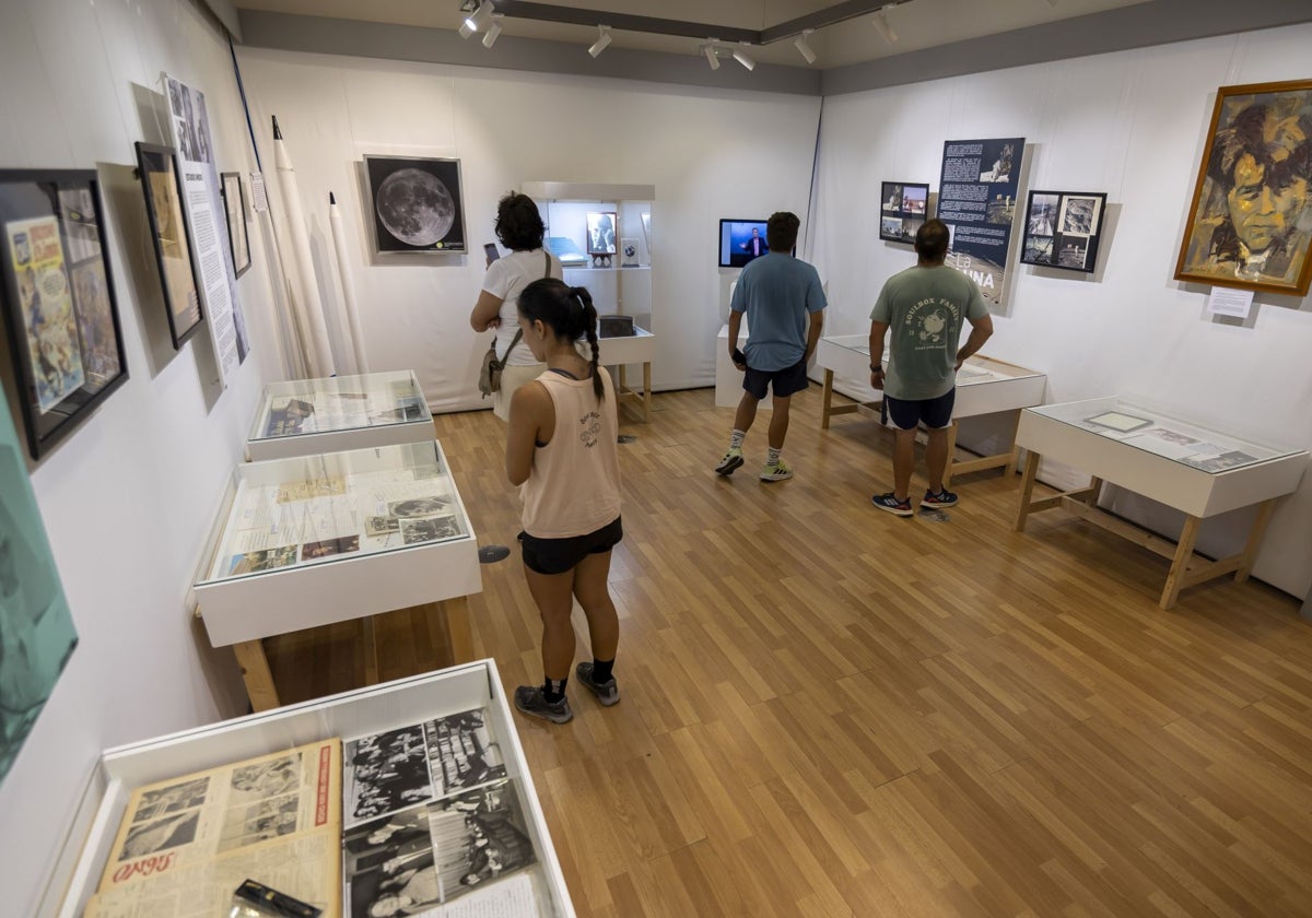 Vistantes de la exposición 'Hermida. De Huelva a la Luna'