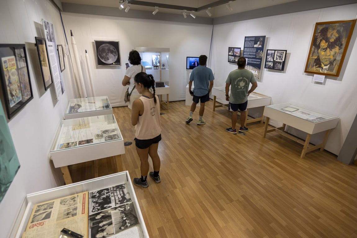 La exposición 'Hermida. De Huelva a la Luna', en imágenes