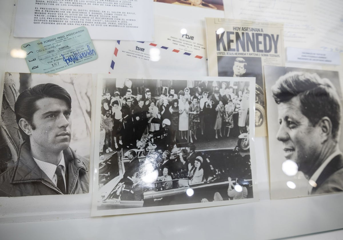 Una fotografía de Jesús Hermida junto a dos del presidente estadounidense John F. Kennedy