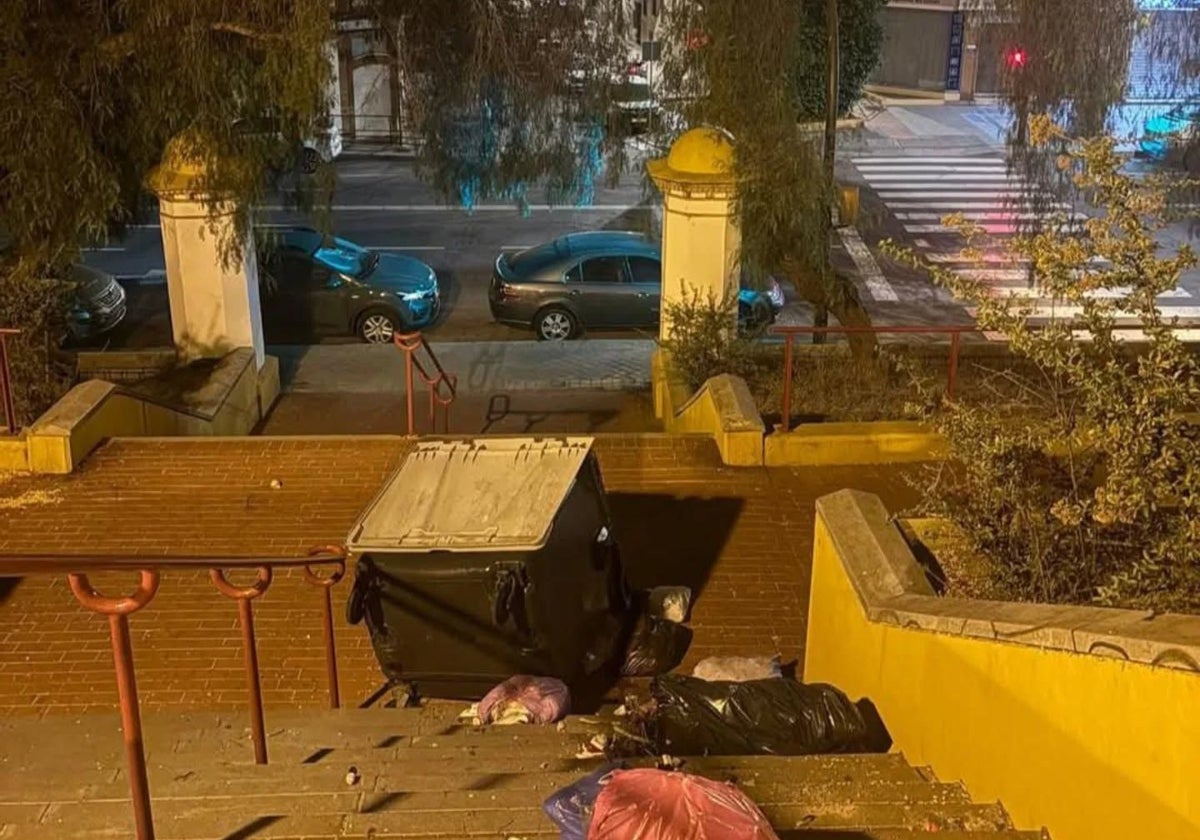 Contenedor tirado en la calle de entrada del Barrio Obrero de Huelva