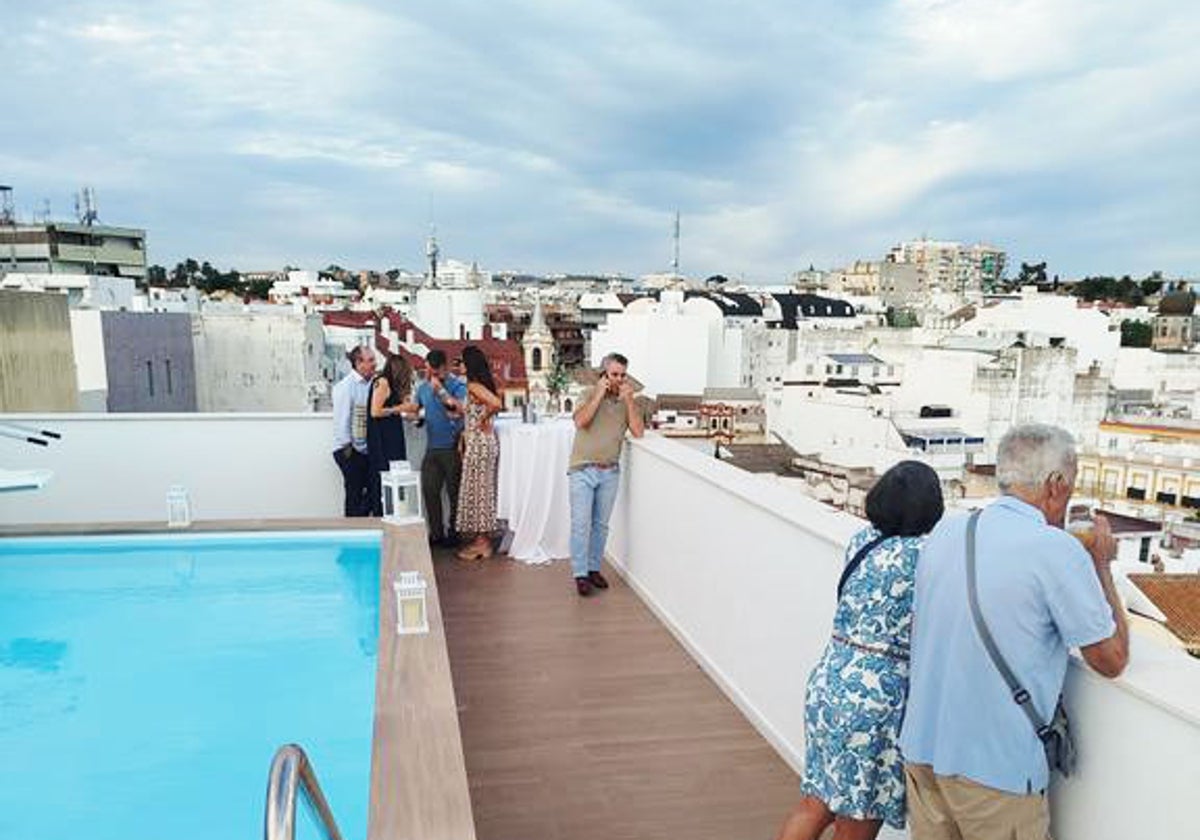 Azotea con piscina del residencial Plus Ultra