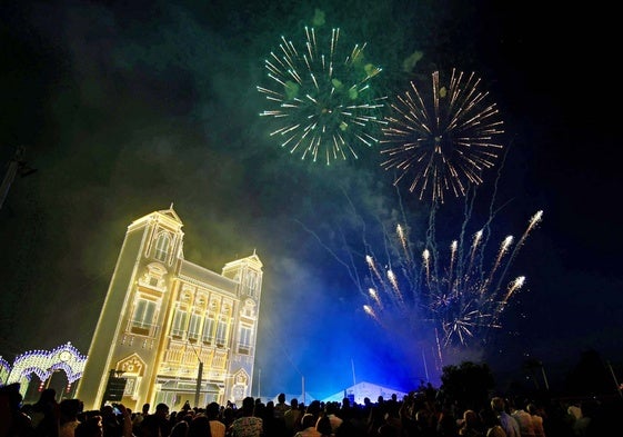 Fuegos artificiales junto a la portada que recrea la fachada de El Comercial