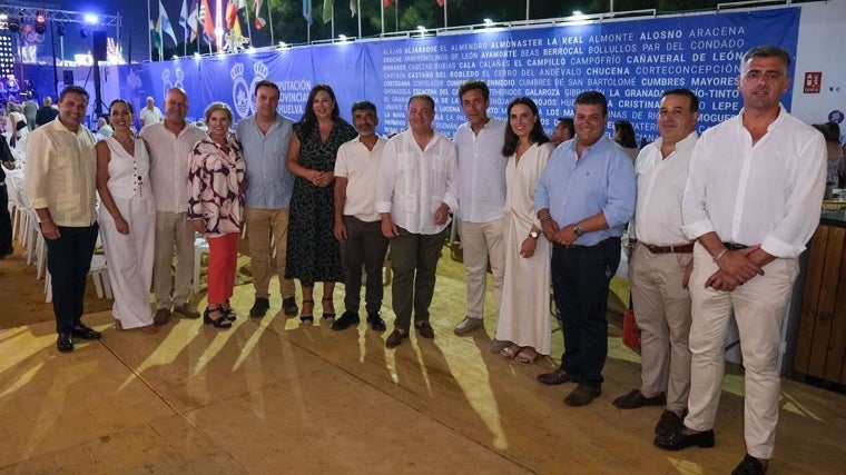 Alcaldes y diputados anoche en la caseta de la Diputación