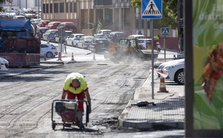 Imagen principal - Comienza en La Orden un plan de asfaltado que llegará a 12 barrios de Huelva en las próximas 9 semanas