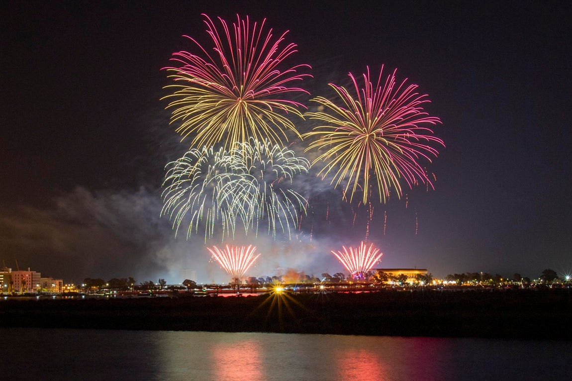 El espectáculo de fuegos artificiales que cerró las Colombinas, en imágenes