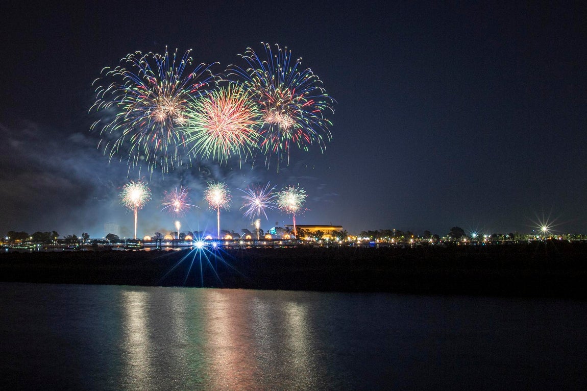 El espectáculo de fuegos artificiales que cerró las Colombinas, en imágenes