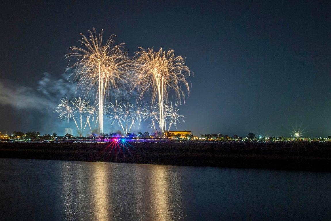 El espectáculo de fuegos artificiales que cerró las Colombinas, en imágenes