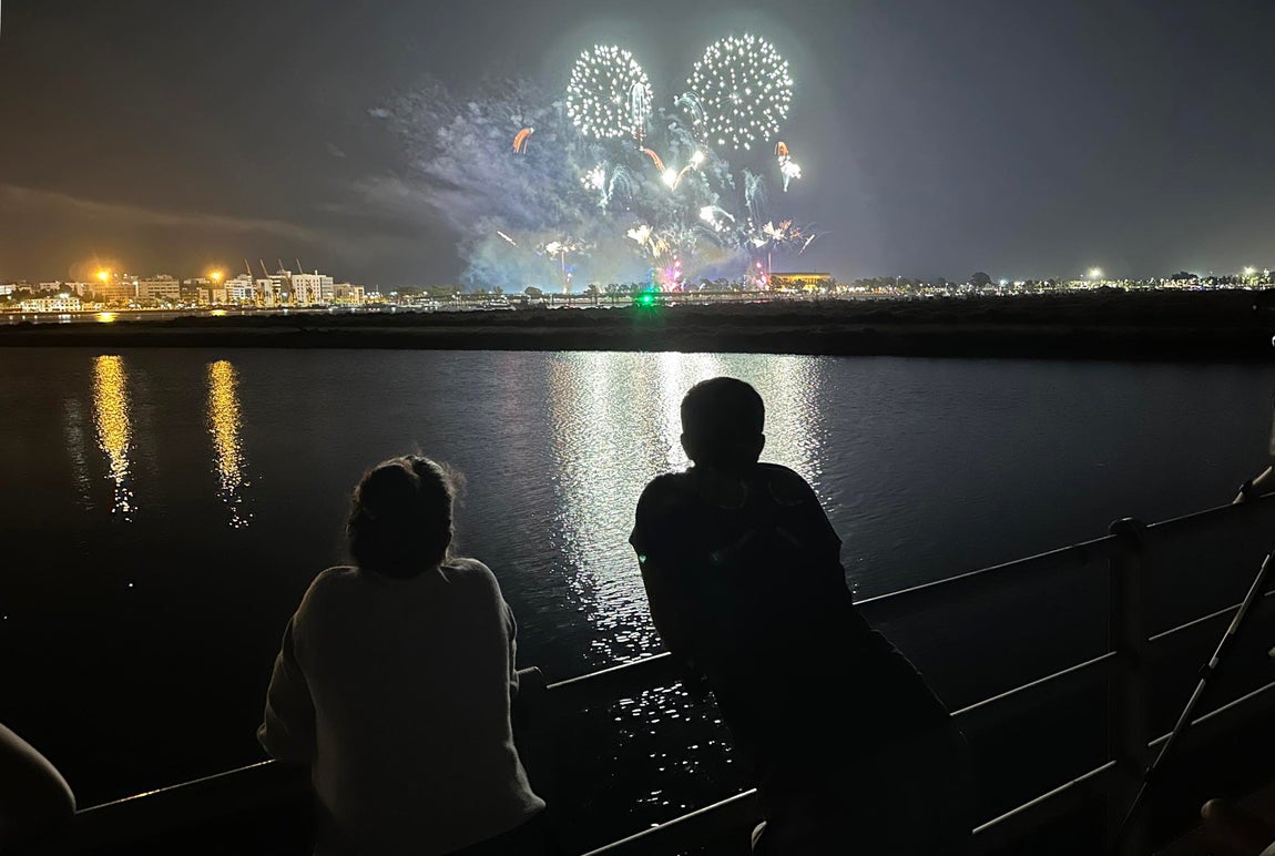 El espectáculo de fuegos artificiales que cerró las Colombinas, en imágenes