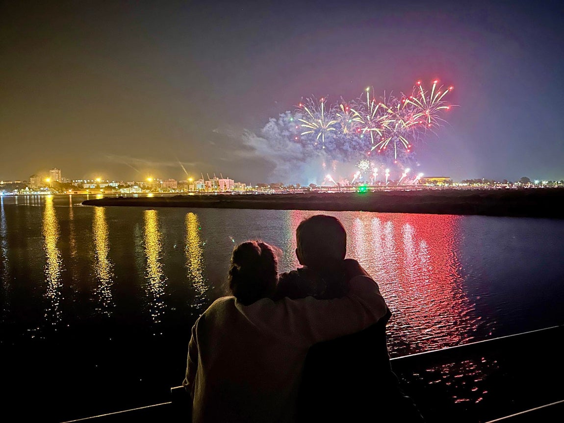 El espectáculo de fuegos artificiales que cerró las Colombinas, en imágenes