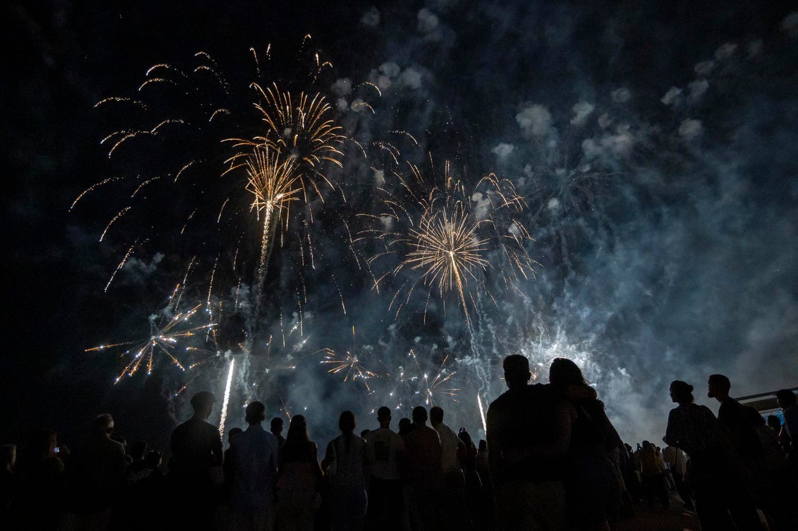 El espectáculo de fuegos artificiales que cerró las Colombinas, en imágenes