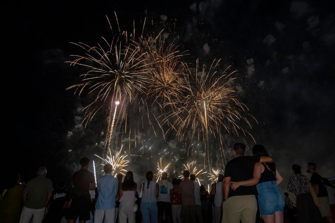 El espectáculo de fuegos artificiales que cerró las Colombinas, en imágenes