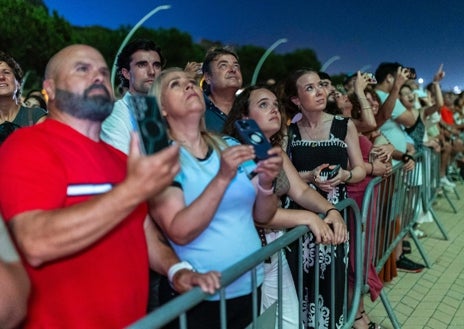 Imagen secundaria 1 - Los onubenses disfrutaron de los fuegos artificiales