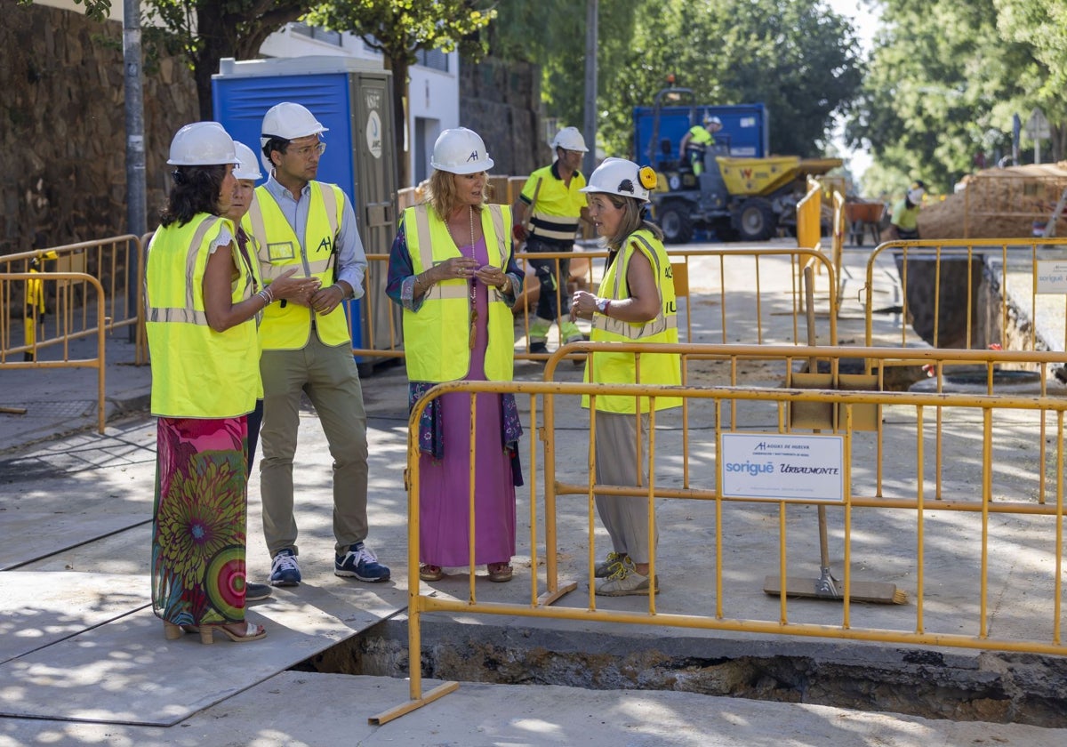 La alcaldesa de Huelva visita las obras de la calle Mackay Macdonald