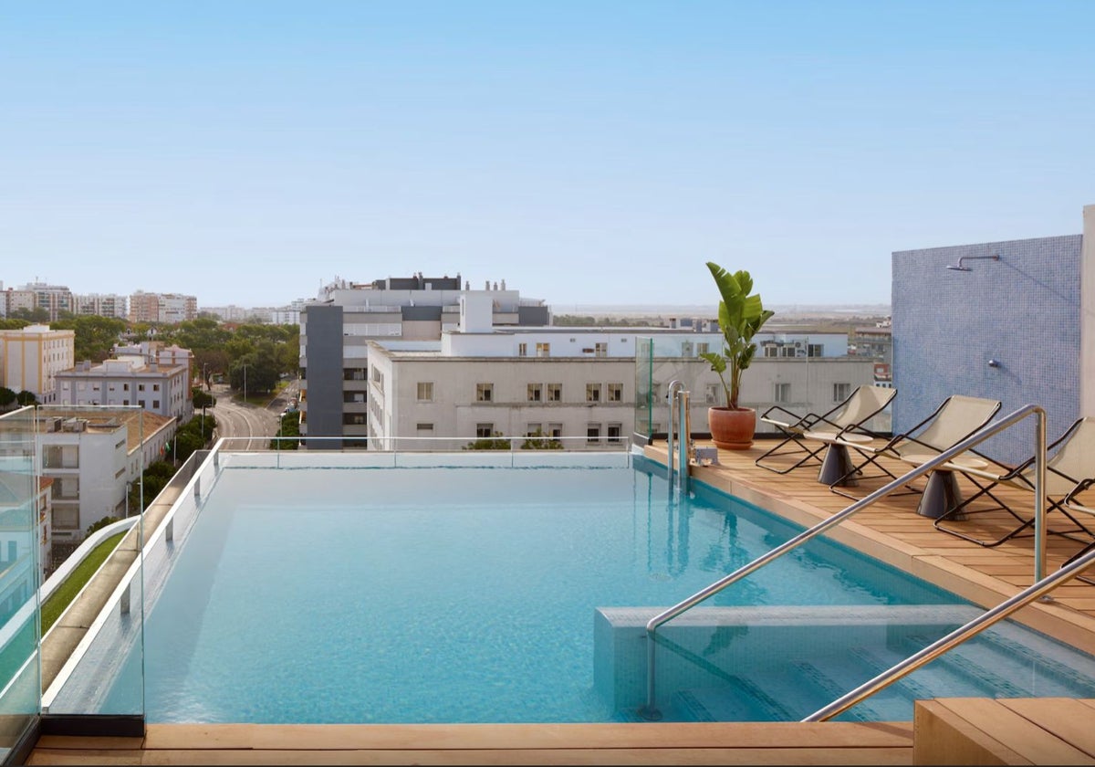 Piscina en la azotea de un hotel de Huelva