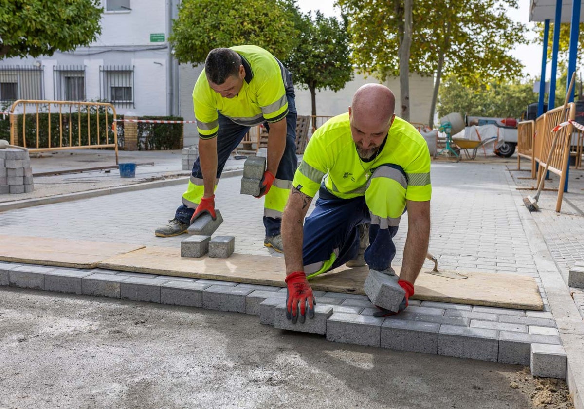 Trabajos de mantenimiento en la barriada de La Hispanidad de Huelva
