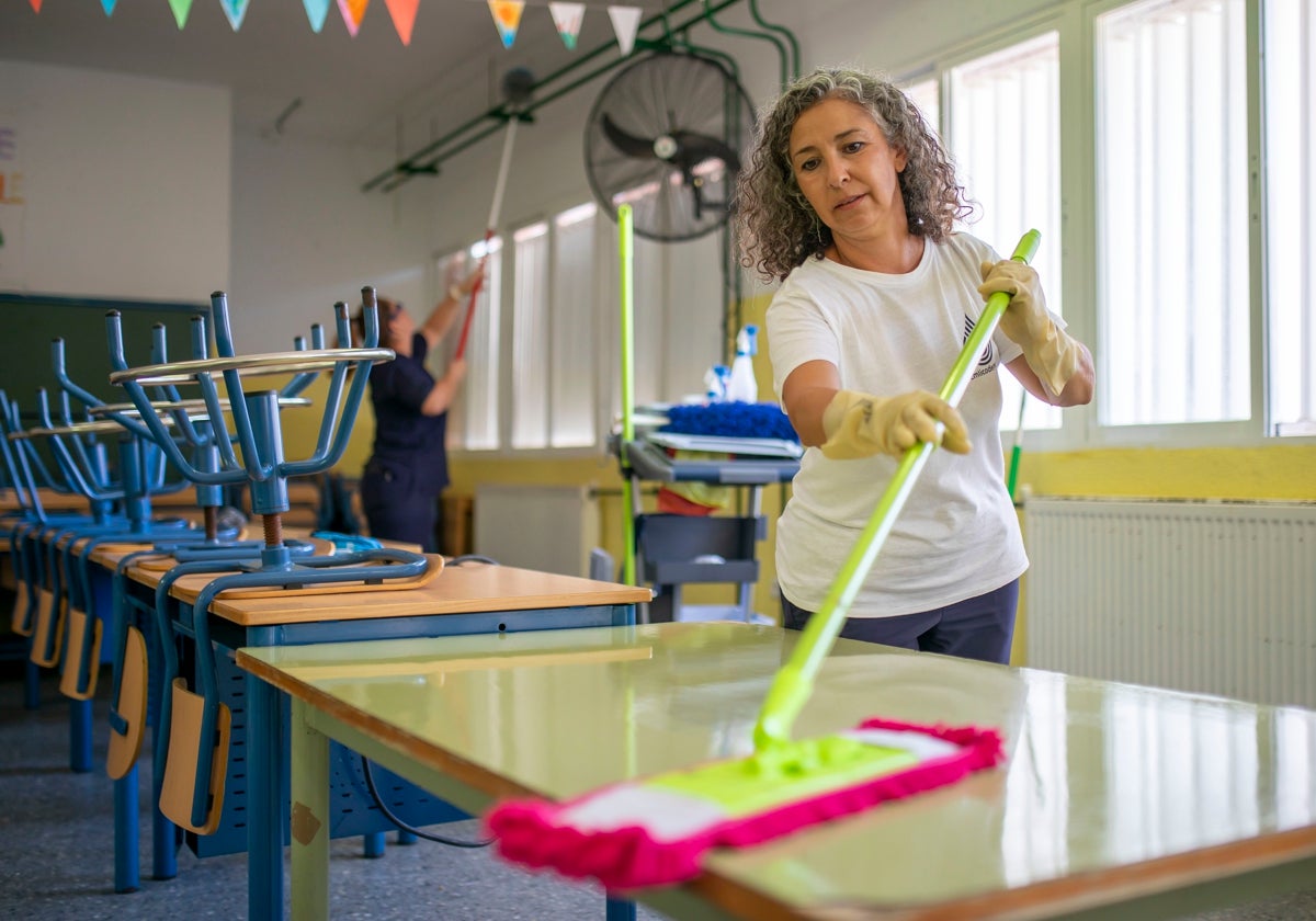 Trabajos de limpieza en un colegio de Huelva
