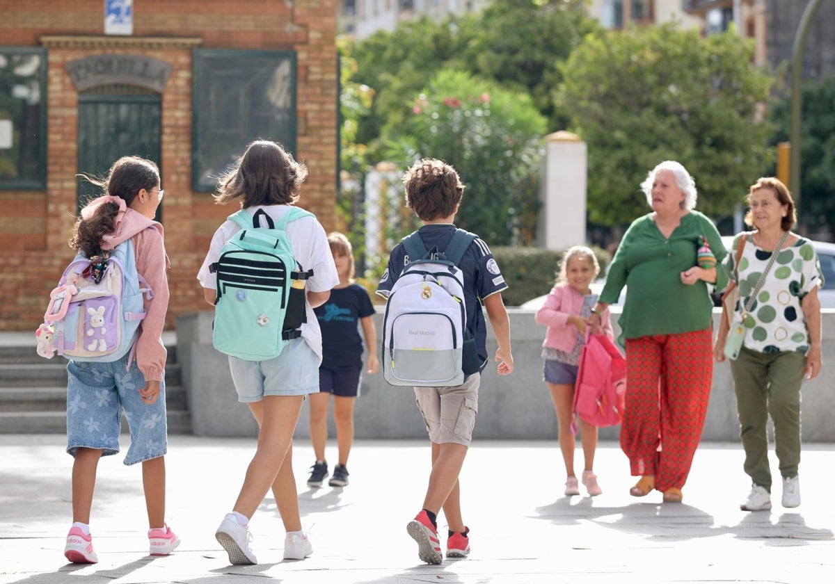 Escolares acudiendo a su colegio en Huelva en este arranque de curso
